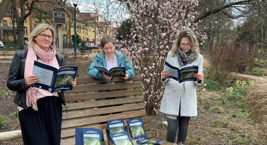 Die Geschäftsführerin des Weserbergland Tourismus e.V. Petra Wegener sowie die Projektmanagerinnen Jessica Dolle und Sina Scholz präsentieren die neuen Urlaubsmagazine „Meine Weserberglandzeit“, © Weserbergland Tourismus e.V.