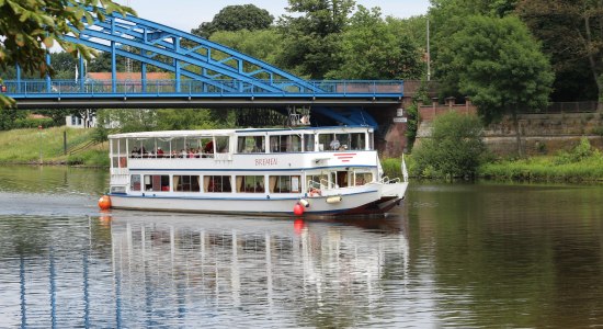 Das FGS Bremen und die MS Stadt Verden befahren die Mittelweser., © Mittelweser-Touristik GmbH