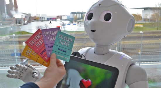 phaeno Roboter Smarty ist begeistert von den Tickets, © phaeno gGmbH