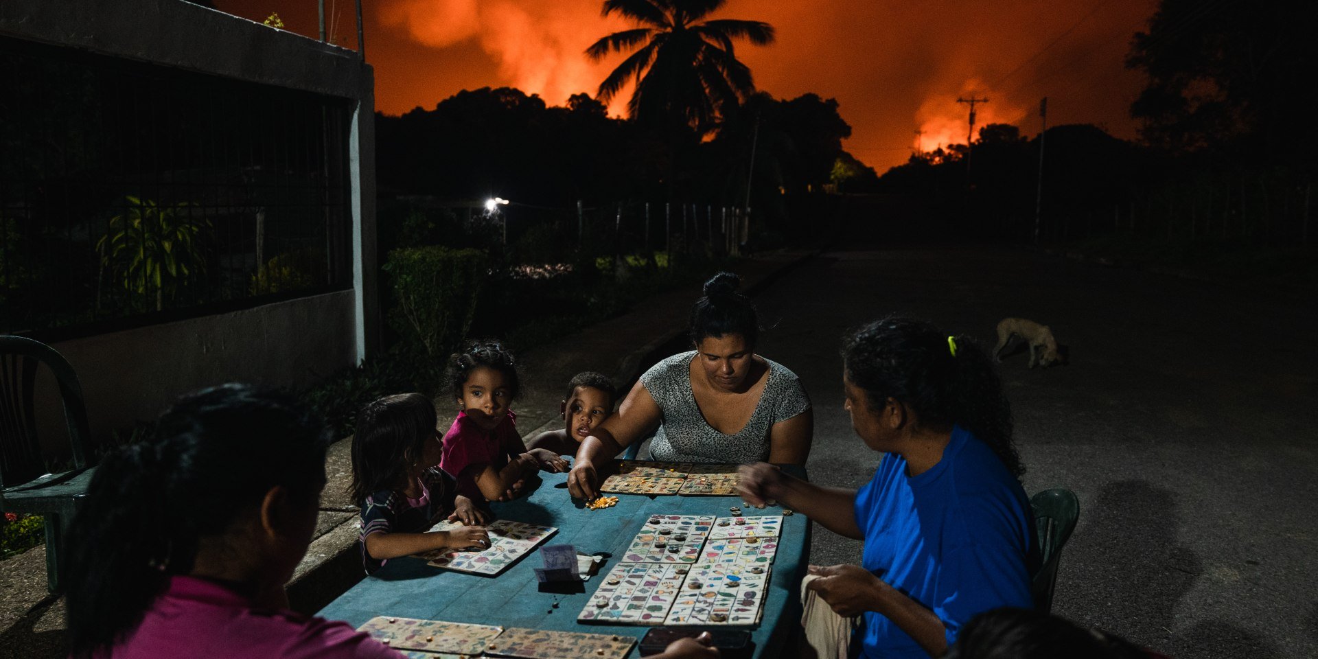 Spielende Familie mit Feuer im Hintergrund, © Adriana Loureiro Fernandez