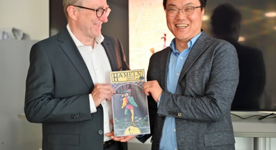 HMT-Geschäftsführer, Harald Wanger und Dr. Junchul Lim, Geschäftsführer von Märchen Korea präsentieren das Projekt., © HamelnMarketing