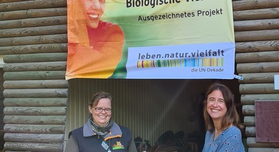 Auszeichnung UN-Dekade Biologische Vielfalt, Frau Jülich und Frau Sewig, © Wildpark Schwarze Berge