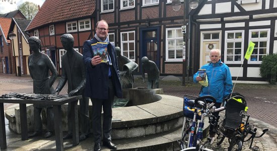 Berthold Vahlsing, Vorsitzender des ADFC-Kreisverbandes Nienburg (rechts) und Martin Fahrland, Geschäftsführer der Mittelweser-Touristik GmbH freuen sich über die neue Radkarte „Mittelweser“., © Mittelweser-Touristik GmbH