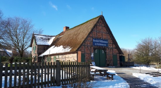 Das Eingangsgebäude im Winter am Kiekeberg, © FLMK