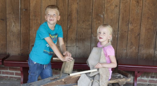 Kinder werken beim Sommerspass am Kiekeberg, © FLMK