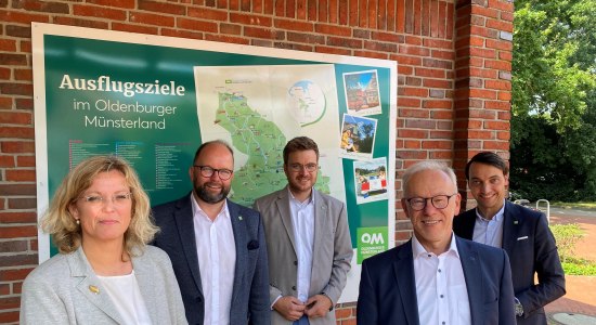 Museumsdirektorin Dr. Julia Schulte to Bühne, Landrat Johann Wimberg, OM-Tourismusleiter Johannes Knuck, Landrat Herbert Winkel und OM-Geschäftsführer Jan Kreienborg stellten die neue OM-Freizeitkarte im Museumsdorf Cloppenburg vor., © Verbund OM / Plaggenborg