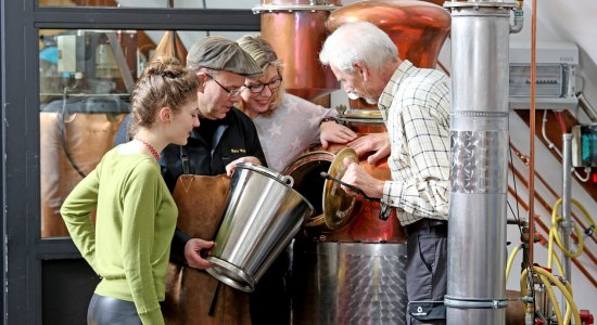 In der Nordik Edelbrennerei erleben die Gäste die Destillations-Kunst hautnah., © Nordik Edelbrennerei