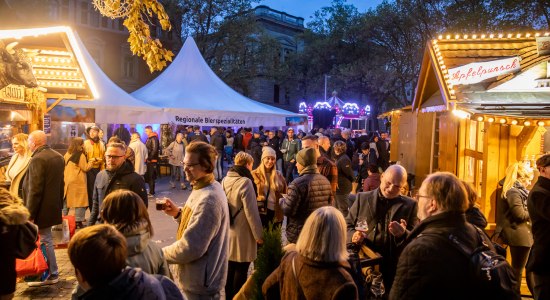 Innenstadtgäste können vom 1. bis zum 3. November ausgefallene Bierspezialitäten probieren. , © Braunschweig Stadtmarketing GmbH/Philipp Ziebart