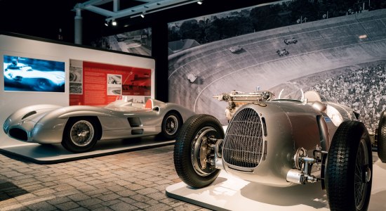 In den 1930er und 1950er Jahren dominierten vor allem die Silberpfeile der Auto Union und von Mercedes-Benz die Rennen auf der AVUS., © Spieker Fotografie