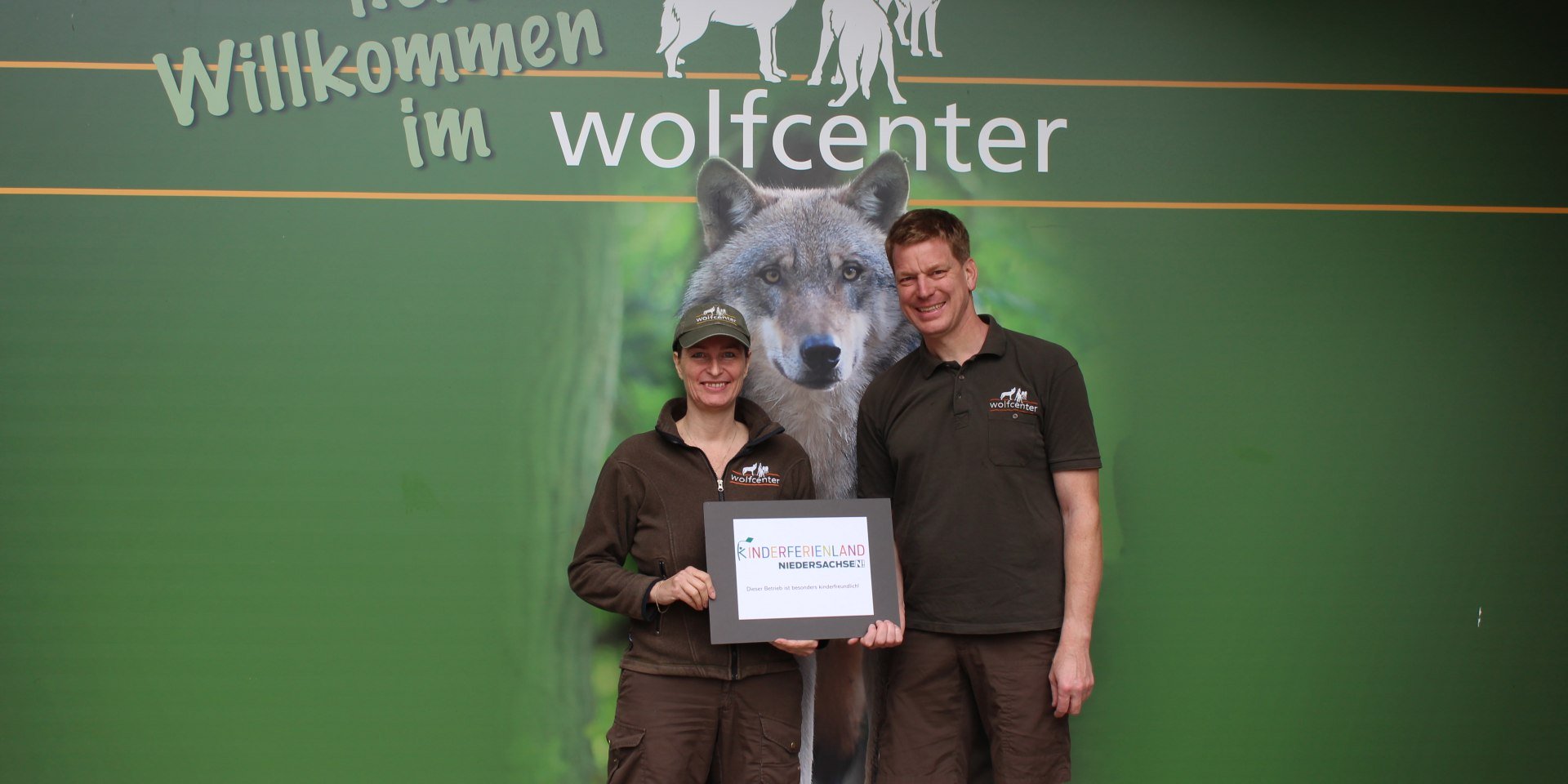 Christina und Frank Fass vom Wolfcenter Dörverden freuen sich über die Auszeichnung „KinderFerienLand Niedersachsen“, © Mittelweser Touristik GmbH