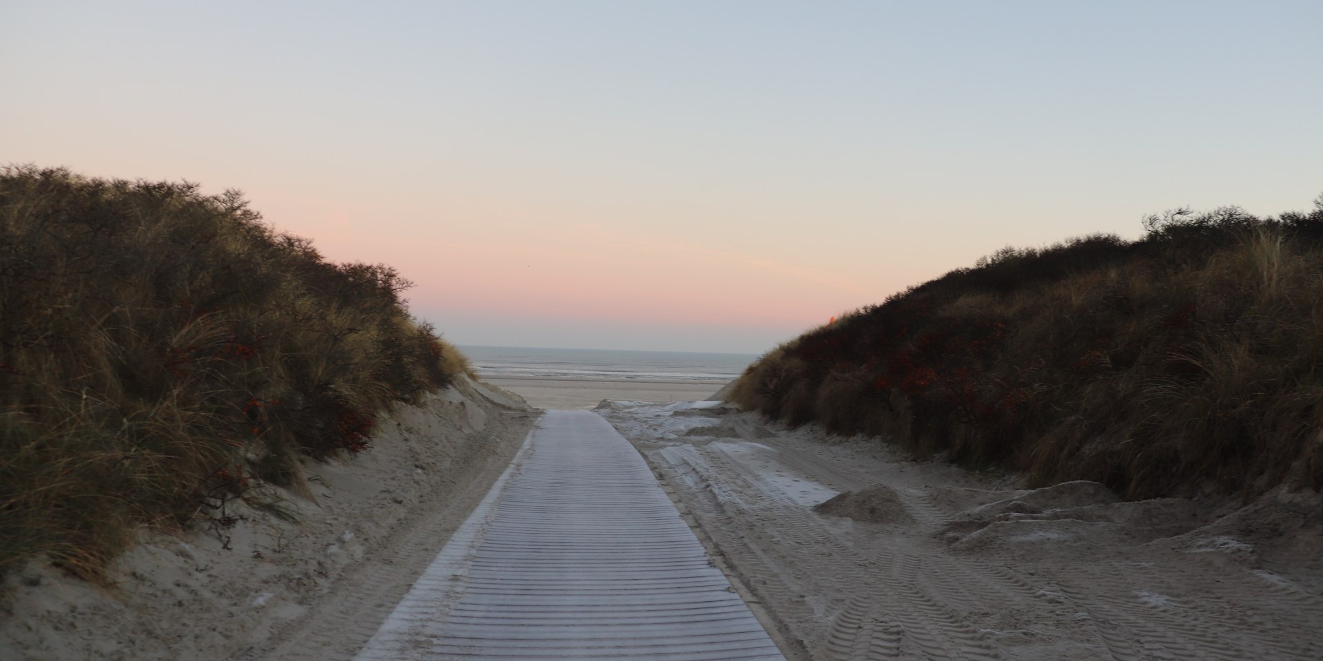 Was erwartet mich wohl hinter der Kuppe? Rauhreif am Juister Strand, © Kurverwaltung Juist