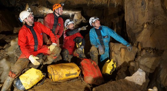 Gruppenbild mit Sensationsfund, © Touristikzentrum Westliches Weserbergland