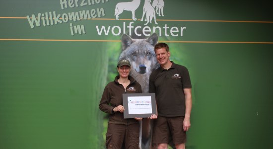 Christina und Frank Fass vom Wolfcenter Dörverden freuen sich über die Auszeichnung „KinderFerienLand Niedersachsen“, © Mittelweser Touristik GmbH