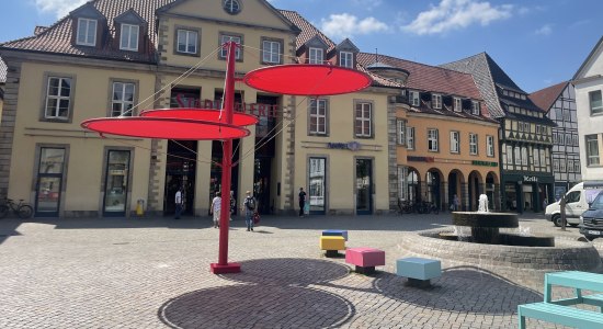 Ausgefallener Sonnenschirm in der Hamelner Innenstadt, © Hameln Marketing und Tourismus GmbH