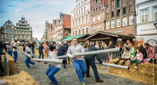 Die Teilnehmer der Sülfmeistertage treten in teils skurrilen Wettkämpfen gegeneinander an., © Lüneburg Marketing GmbH