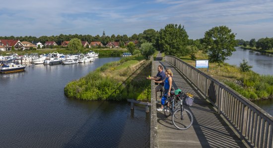 Radler unterwegs auf Emsland-Route beim Yachthafen Haren (Ems), © Emsland Tourismus GmbH 