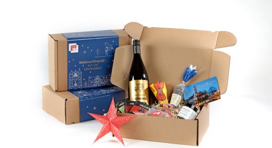 Die Weihnachtsbox ist mit ihren süßen Köstlichkeiten und kleinen Präsenten , © Braunschweig Stadtmarketing GmbH/Sascha Gramann