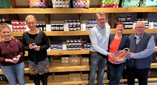 V.l. Johanna Oelgeschläger, Sylke Herse (beide Team Bickbeernhof), Guido Rode, Tanja Rode und Erwin Rode (alle Landfleischerei Rode) freuen sich über die Auszeichnung ihrer Produkte als „Kulinarischer Botschafter Niedersachsen“., © Mittelweser-Touristik GmbH