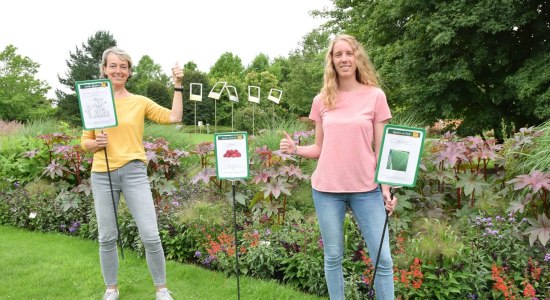 Andrea Röben und Denise Ahlhorn (beide Park der Gärten) präsentieren das Spielprogramm „Spielen im Park“. , © Park der Gärten 