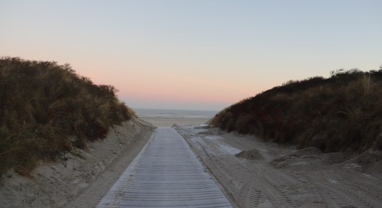 Was erwartet mich wohl hinter der Kuppe? Rauhreif am Juister Strand, © Kurverwaltung Juist