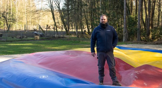 Die Luft ist raus - Thomas Wamser auf dem leeren Hüpfkissen, © Wildpark Müden