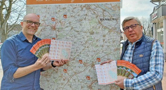 Der neue NORDPFADE Wanderpass wird präsentiert von Hartmut Leefers und Udo Fischer , © Touristikverband Landkreis Rotenburg (Wümme)