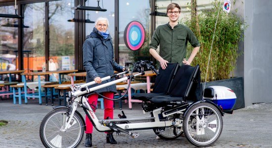 Im Rahmen eines Fototermins stellten Silke Fennemann, Geschäftsführerin der Oldenburg Tourismus und Marketing GmbH (OTM) und Maximilien Götz-Köhler vom Verein Rädchen für alle(s) e.V. am 22. März das neue ausleihbare gerontologisches Dreirad-Tandem für Menschen mit Handicap vor, © OTM/ Hauke Christian-Dittrich