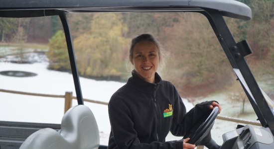 Mitarbeiterin für Nachhaltigkeit: Ina-Kathrin Spey in einem E-Mobil, © Wildpark Schwarze Berge GmbH &amp; Co. KG